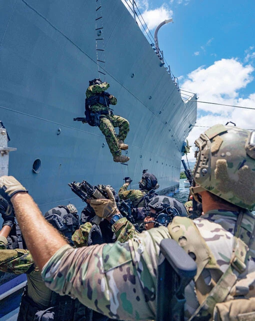 普段は表に姿を見せない海上自衛隊の特殊部隊SBU（特別警備隊）が、米海兵隊（手前）と共に船舶立入訓練を実行。武装工作員を乗せた擬装貨物船対策を想定？