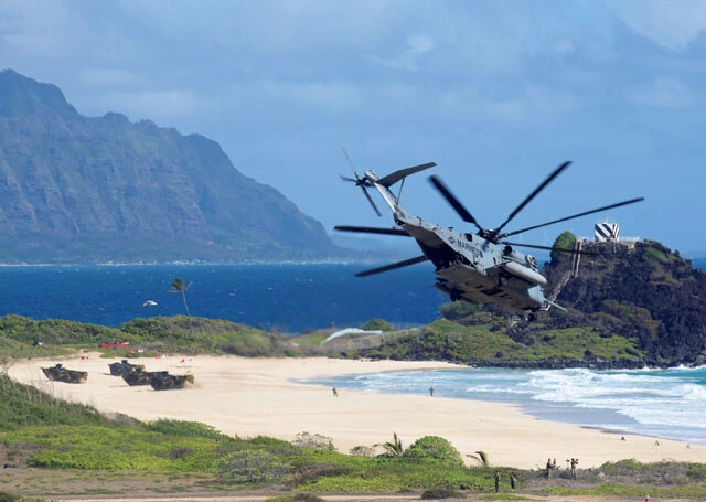米海兵隊の重ヘリCH-53による援護の下、各国の水陸両用強襲戦闘車が海浜部に上陸。上陸作戦は海兵隊の専門分野であり、MDTFとの連携も自在だ