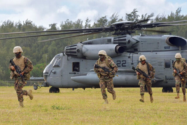 メキシコ海軍の強襲揚陸艦から発艦したCH-53ヘリで作戦地域へ降り立ったトンガ兵