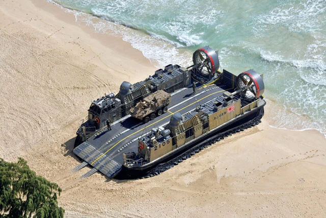 海自のLCACでいち早く海浜部に上陸したペルー海兵隊