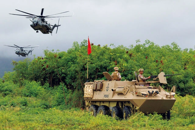海自のLCACでいち早く海浜部に上陸したペルー海兵隊は、すぐに内陸部へ進出しヘリの降着地点を確保。米海兵隊の重ヘリの到着を援護した