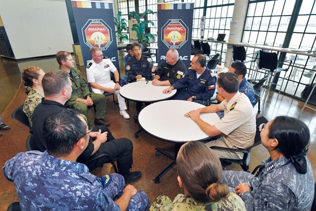 HADR（人道支援・災害救援）訓練を指揮した海自第三護衛隊群司令（中央奥）と各国士官。リムパック2024には過去最大規模の29ヵ国、40隻以上の艦船、約2万5000人が参加