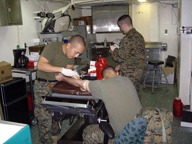 点滴や注射は人間同士で練習した。しかし、実際に戦地で処置する相手は暴れる場合もあるため、撃った豚を押さえて処置する、よりリアルな訓練も