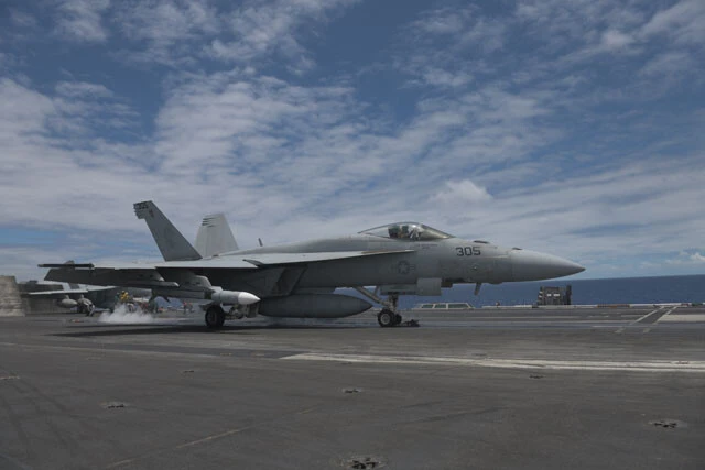 米空母・カールビンソンの艦載機FA-18になぜ新型ミサイル「SM6」が搭載されたのか？