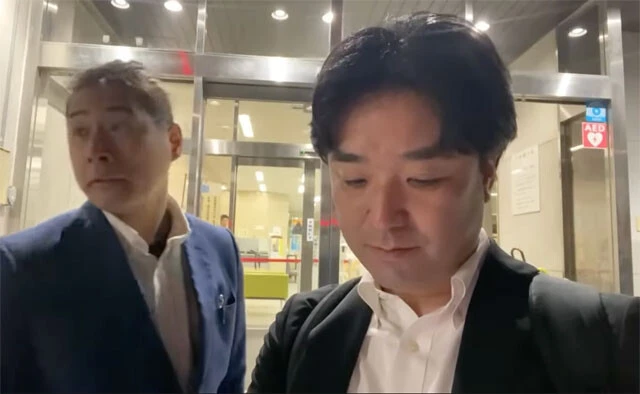 逮捕以前には、黒川容疑者や根本容疑者らが自ら警察署に乗り込み、動画配信を行なっていた