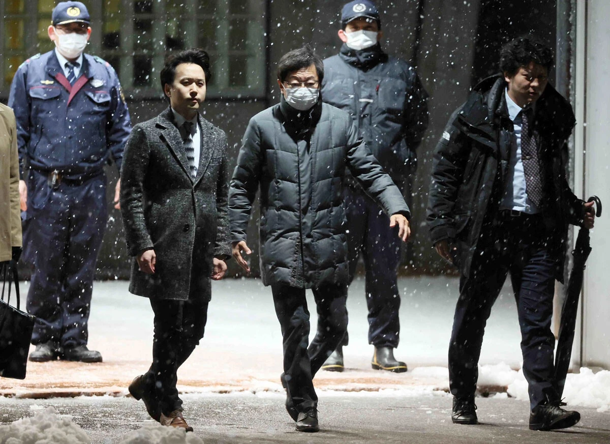 2月5日夜、雪がちらつくなか、東京拘置所から保釈され池田佳隆被告（手前中央）