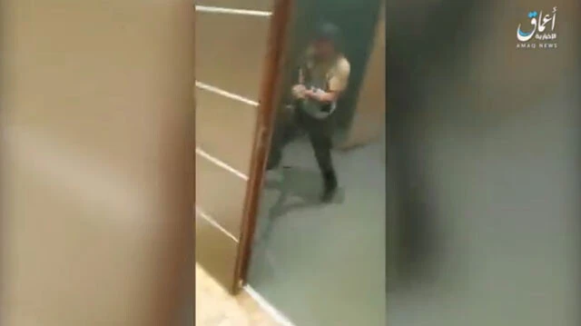 IS系列メディアが公開した動画に映るAK自動小銃を使うテロリスト。高度なプロではなく、町のギャングスタ―レベルらしい（写真：時事）