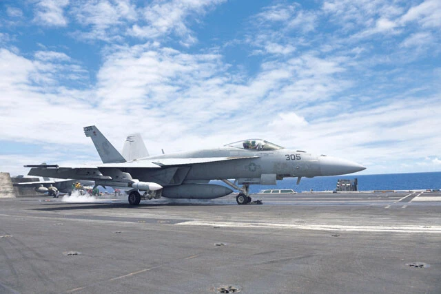 米空母から発艦する戦闘機FA-18。中国軍の対艦ミサイルを迎撃するため、対空ミサイルSM-6を航空機に搭載できるよう改造した対空ミサイル「AIM-174B」（下）を装備