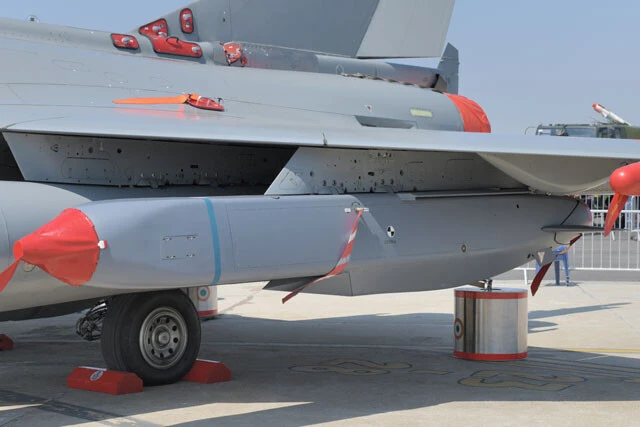 空中発射巡航ミサイル・ストームシャドウは、最大性能は560kmあるが、250kmに性能が抑えられて供与された。その残弾も少ない。ウクライナがドイツに供与を求めている射程距離約500kmの空中発射型長距離巡航ミサイル・タウルスが来れば……。二見氏は「これらの長距離兵器でロシア本土を深く攻撃できれば……」と話した（写真：柿谷哲也）