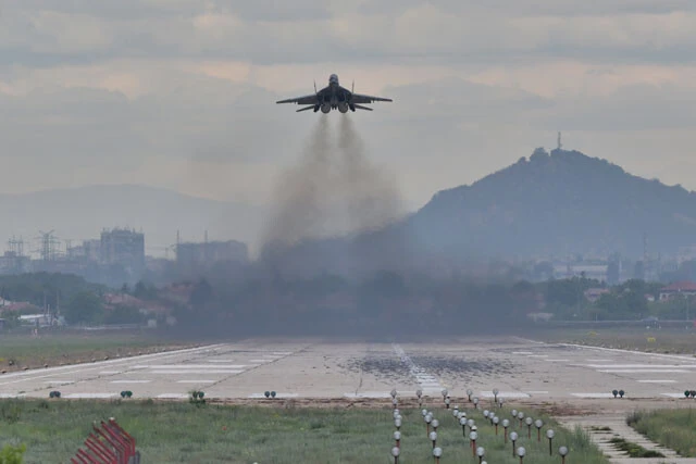 ミグ29は不整地からでも飛べることが特徴。ソ連仕様滑走路のプロブディフ基地から離陸するミグ29（写真：柿谷哲也）
