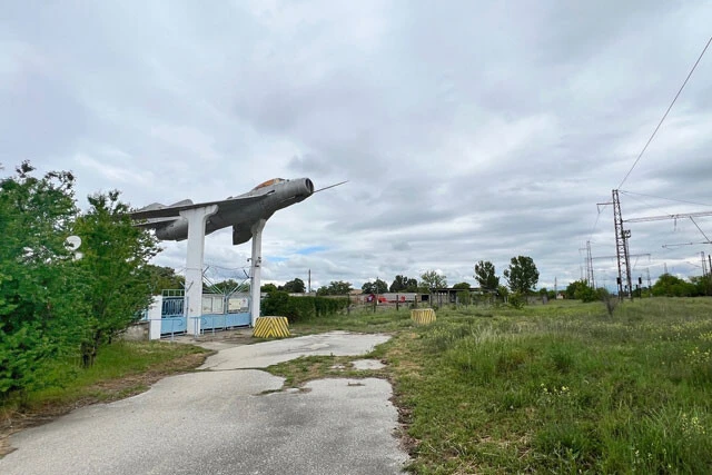 ミグ29のいないグラーフ・イグナティエボ基地。近づけるのはここまで、基地内ではF16受け入れ工事が進む（写真：柿谷哲也）