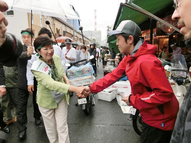 2016年の都知事選で築地市場を視察する小池都知事。この後「築地は守る」と言ったが、その約束は守られなかった