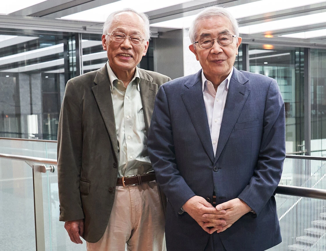 元経済企画庁長官の田中秀征氏（右）と、評論家の佐高信氏（左）