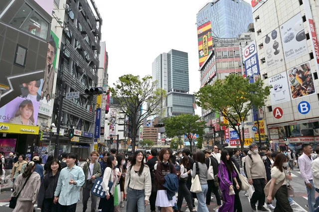 渋谷は訪日観光客を含め、たくさんの人でにぎわっているが路上飲みが問題にもなっている。そのため夜間の路上飲酒を通年禁止する条例が制定された