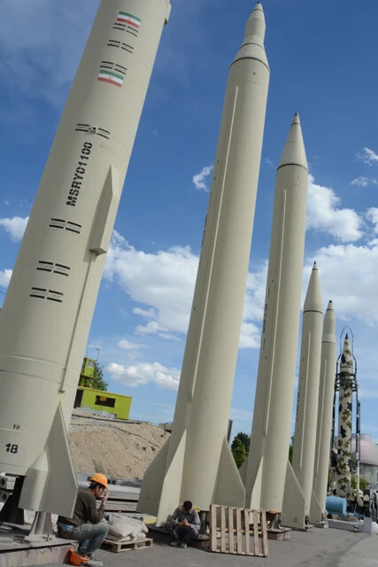 イラン軍は航空戦力も防空能力も十分ではなく、イスラエル軍(や支援する米軍)とまともに戦っては勝負にならない。そこで各種ミサイル、そして核兵器の開発に力を注いできた