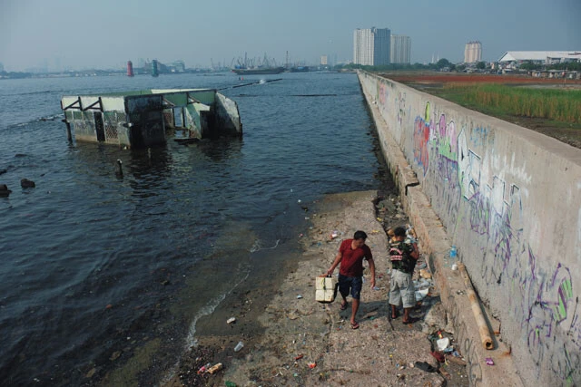 水没したモスクのそばには浸水を防ぐための壁が建てられている