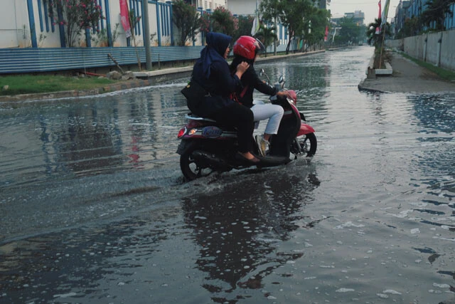ムアラバル地区の漁港がある町は、所々道路に海水が流れ込む。洪水直後のような光景だが、ここではこれが日常のようだ