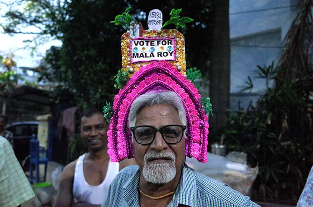 マラ・ロイ氏の熱烈な支持者とみられる男性。かなり目立っていた