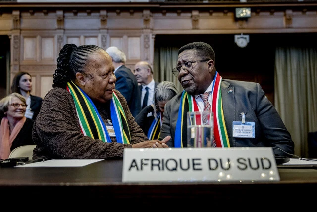 昨年12月、南アフリカのパンドール国際関係・協力相(左)は、イスラエル軍がジェノサイド条約に違反しているとして国際司法裁判所に訴え、今年1月に審理が始まった