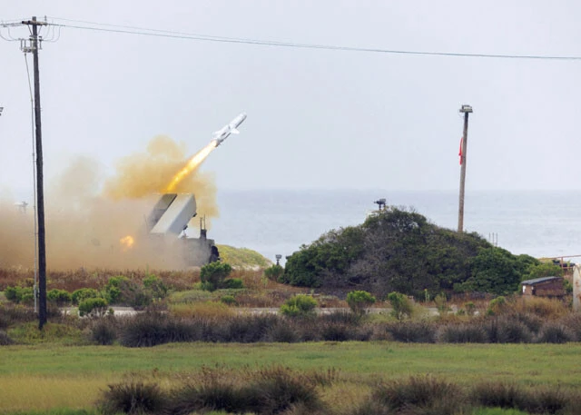 米海兵隊の最新鋭の地対艦ミサイルシステム「ネメシス」。輸送機やヘリ、船艇などで運搬できる機動性がウリで、台湾有事の際は日本の南西諸島各島に配備される可能性大