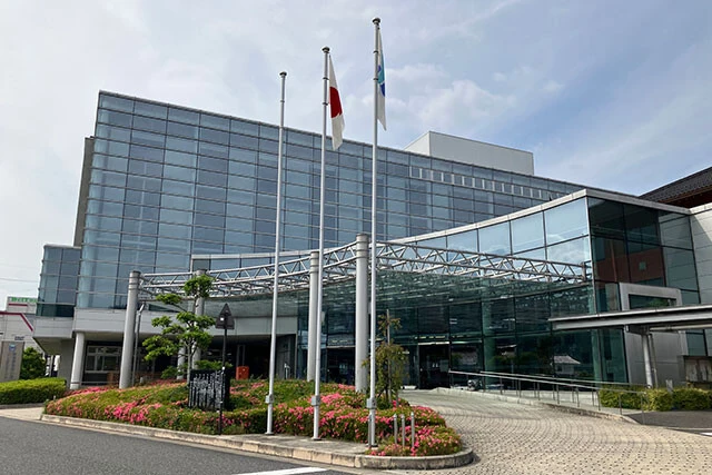 ガラス張りの豪華な市庁舎は07年11月に完成。市長室は、職員間で