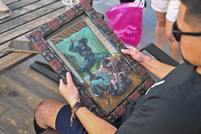 キーウ中心部の公園にいた絵描きの男性に日本人義勇兵であることを伝えると、忍者の絵(売価は約2万8000円)をプレゼントされたという