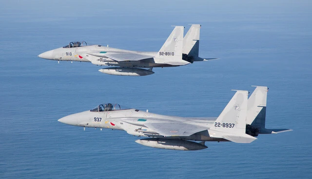 自衛隊側はF-2(上)2機編隊、F-15(下)2機編隊がバトンタッチでスクランブル対応(どちらが先だったかは不明)。事態をエスカレートさせず冷静に対処した