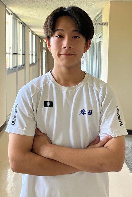 市内にある向原高校の生徒会長・岸田光樹さん（3年）。石丸市長から託された公金100万円を原資に、校内で音楽フェスを開催した