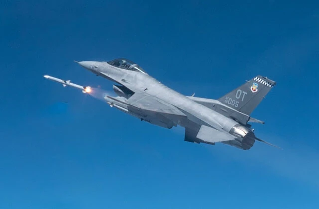 北軍団は極東から露空軍大型輸送機IL62で送られてくる。ウ空軍F16に搭載してAMRAMミサイルで撃墜すれば簡単だが……（写真：米国防省）