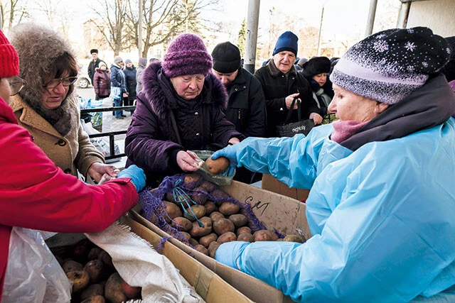 クラマトルスクの教会では、市民ボランティアが支援物資を配っていた。1日に何度も空襲警報が鳴るものの、この街のインフラは維持できており、人々は戦争と隣り合わせの日常生活を送る
