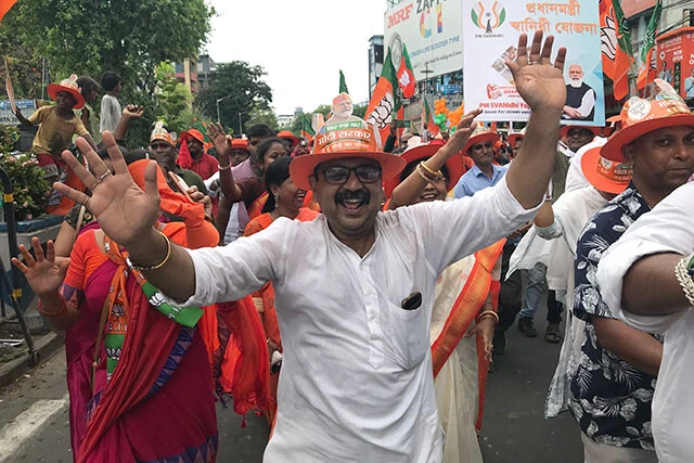モディ氏の写真付き帽子をかぶって、踊りながら行進する支持者たち。選挙ではなく本当にお祭りなのではないかと思わせる、恍惚の表情である
