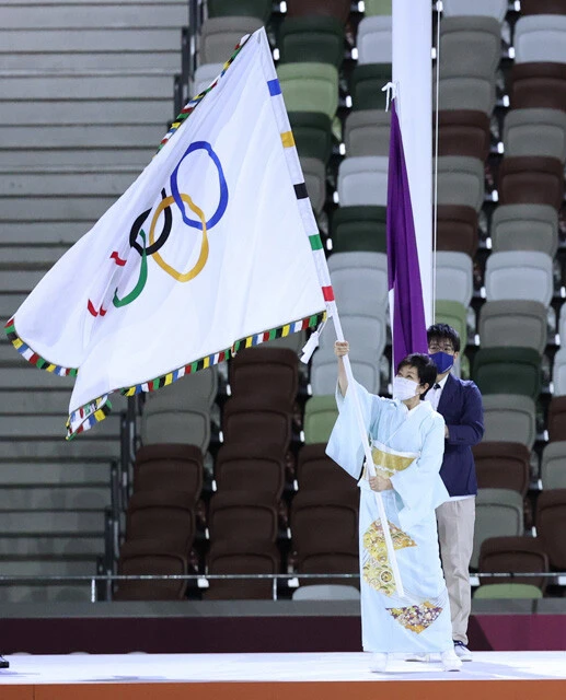 2021年、東京五輪の閉会式で着物姿で五輪旗を振る小池都知事。東京五輪は1年延期・無観客での開催となった
