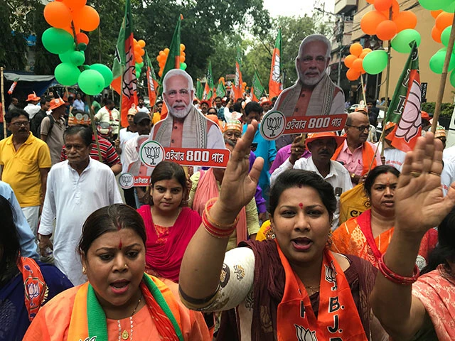 モディ氏のプラカードを掲げて更新するBJPの支持者の行列。モディ氏推しの選挙戦略だということがひと目でわかる