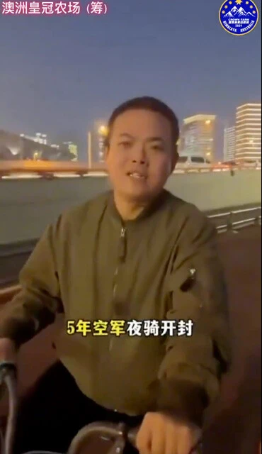 なぜか大量に出現する若き現役・退役軍人たち。そして政治的アピールをにおわせる方々も登場......。こういった大規模イベントが盛り上がると彼ら出現しがちで、大学生たちとの温度差が。こういった方々が多くやって来る理由とは？（写真は中国のSNSから）