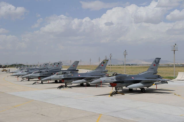 トルコ空軍基地に並ぶF16。エプロンや滑走路は滑らかな表面の西側基準（写真：柿谷哲也）