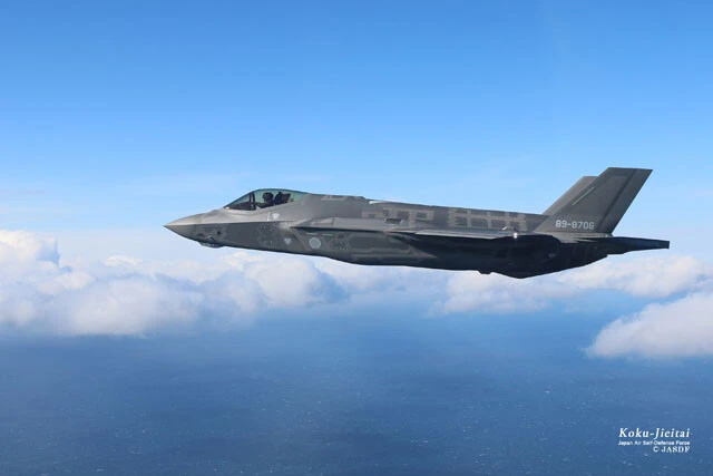 空自が毎年少しずつ配備しているステルス戦闘機F-35。航空機メーカーのロッキード・マーティン社から米空軍が調達する価格に、だいたい2割ほどが上乗せされて日本に輸出されるようだ