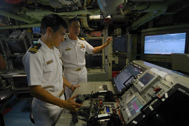 米海軍原潜ノースカロライナの発令所。乗員たちは三ヵ月連続で海中勤務を熟す