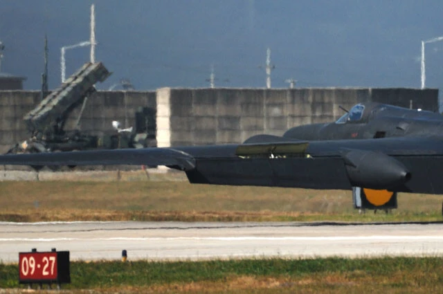 韓国鳥山基地には、滑走路脇にパトリオットが並び、そこには米軍偵察機U2ドラゴンレディが離陸を待っている（写真：柿谷哲也）