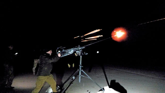 写真の右端の光は重機関銃のマズルフラッシュ。その左の光は、奥にある軽機関銃のマズルフラッシュ。併用してドローンを狙い撃つ