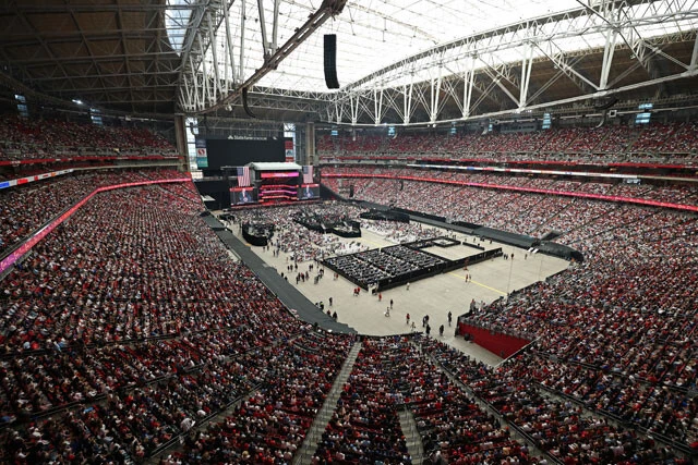 アリゾナ州グレンデールのスタジアムで営まれたチャーリー・カーク氏の追悼式典には、10万人超の支持者が集結