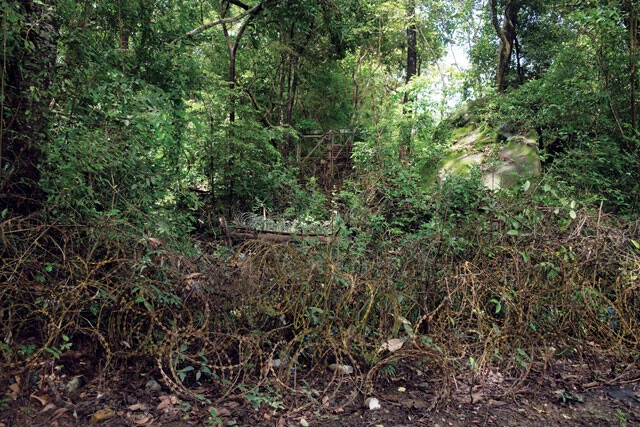 タイ側からプレアビヒア寺院へアクセスするためのゲートは閉じられ（奥）、その手前には有刺鉄線が敷かれている