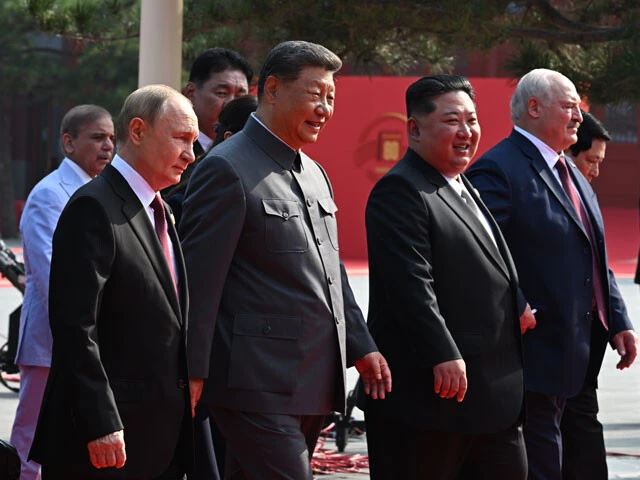 パレードで注目を集めたプーチン、習近平、金正恩のスリーショット