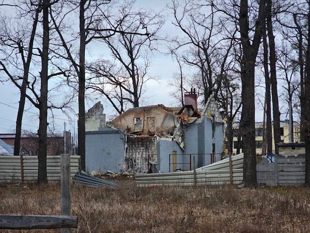 場所名の言えない最前線。露軍の砲撃で破壊された家屋