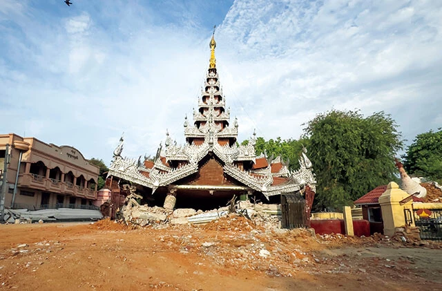 【震災後】参拝客が絶えないパゴダだったが地震被害は甚大。入り口ゲートがドスンと倒壊し、ゲート前にあった2体の獅子像も被害を受け、すでに撤去されていた