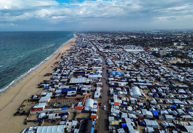 パレスチナ自治区ガザ南部ハンユニスの沿岸部に密集する避難民のテント。住民たちが押し寄せ、衛生環境や食料不足が深刻化している（写真／時事通信社）