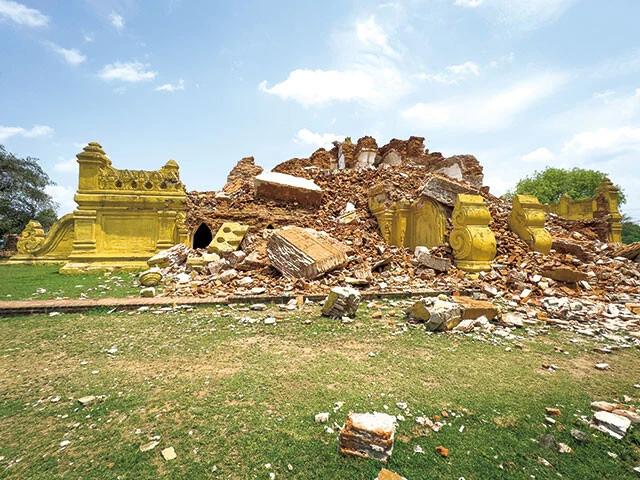 【震災後】レンガ造りの遺跡だったが、今やがれきだらけに。建物の裏側は痕跡もないほどに倒壊していた