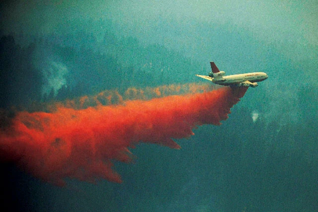 旅客機DC-10を改造して造られた10タンカーは、一度に約4万5000Lの消火剤をまくことができる