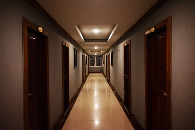 ホテルXの廊下。男性客は少女を自分の部屋に連れ込む