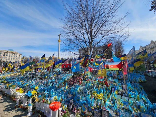 キーウのある広場。ウクライナのために戦った自国、諸外国の戦死者を讃え、弔う