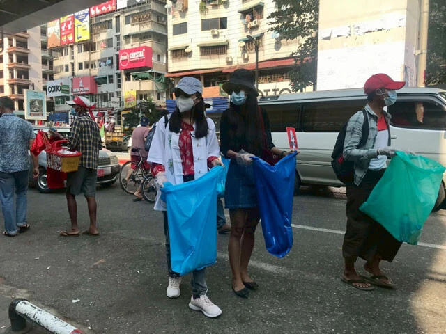 ポイ捨てが当たり前の国だが、デモ中にはゴミを拾う若者たちのおかげで、空き缶一つなかった（撮影：西方ちひろ）